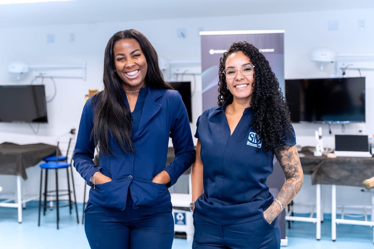 Duas integrantes da equipe da S&M
