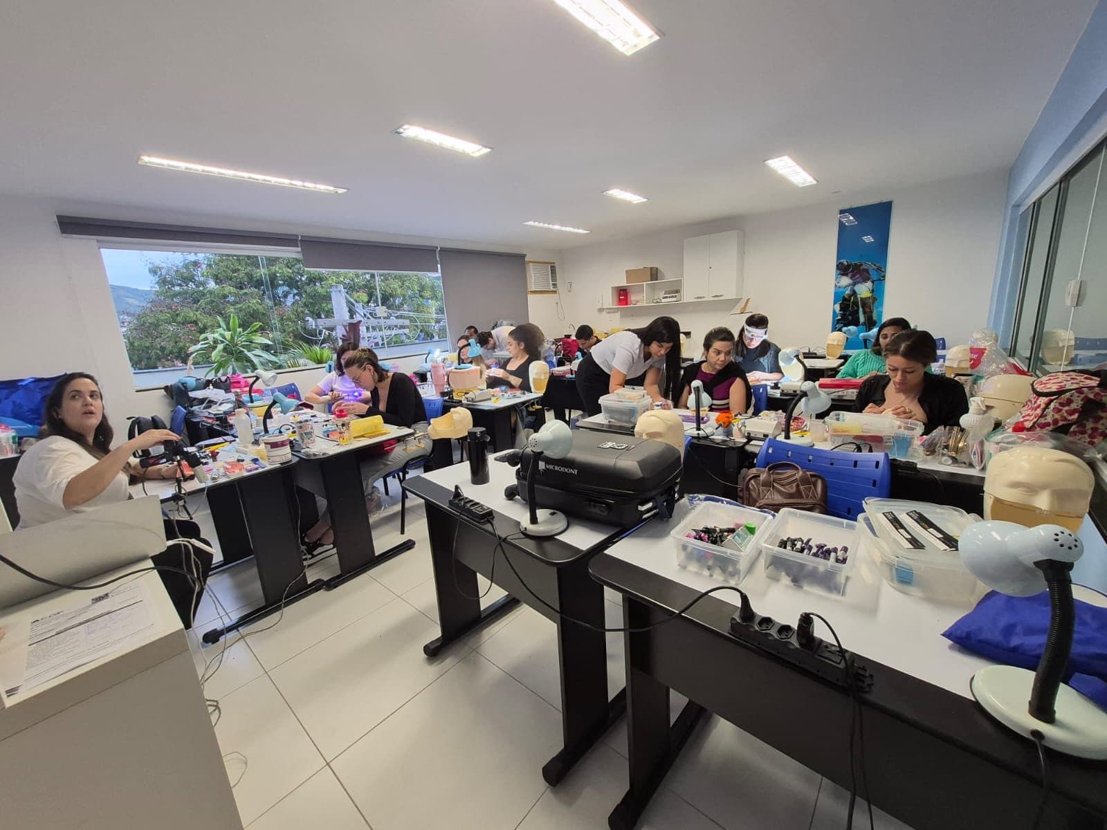 Turma em aula prática, cada aluno na sua bancada