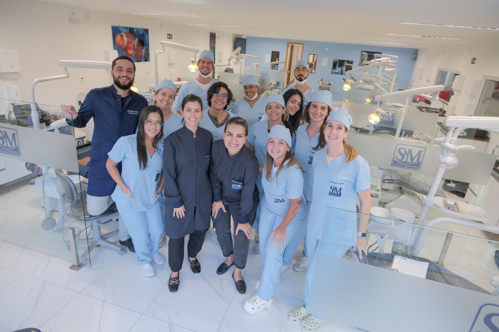 Turma e professores na clínica de ensino do S&M Instituto Educacional